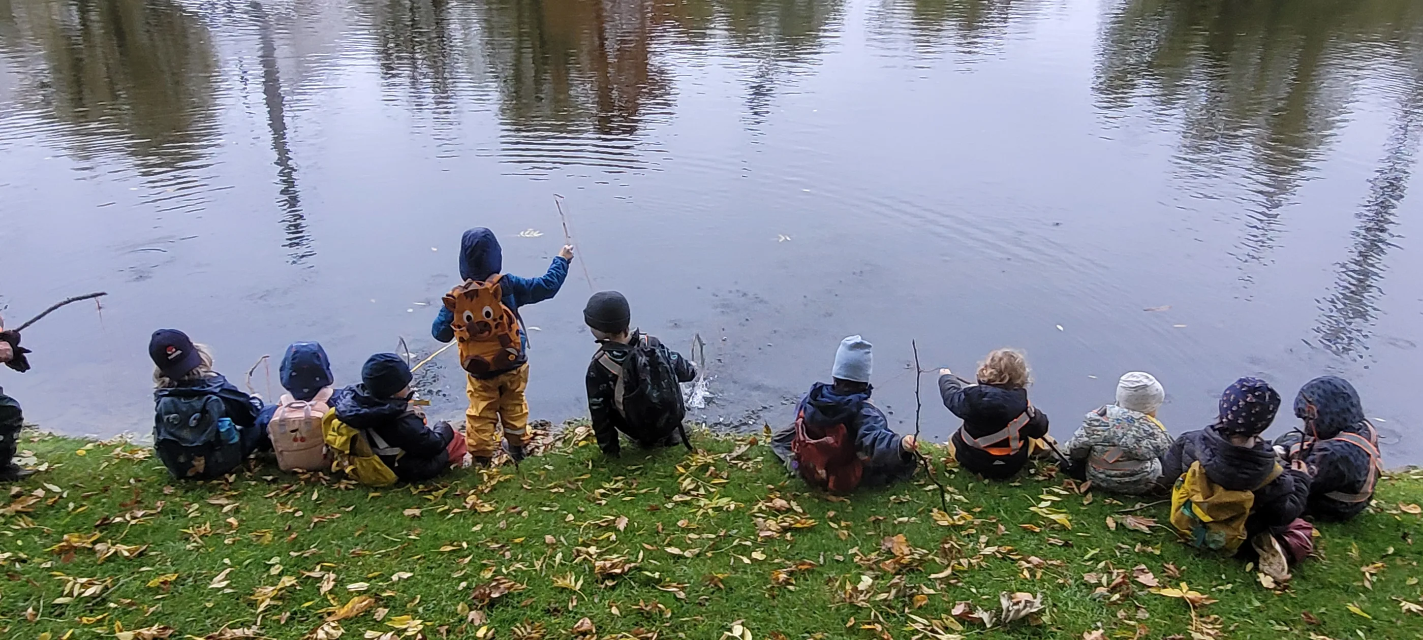 Entdeckerwerkstatt Kindergruppe am Ufer des Olympiasees in München