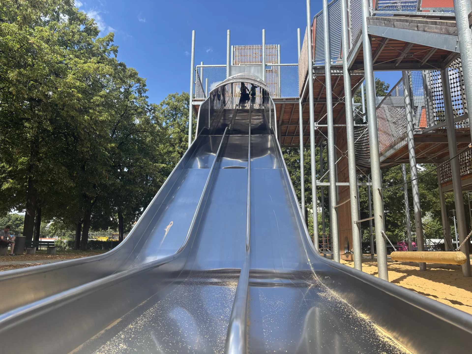 Die große Rutsche am Spielplatz an der Theresienwiese