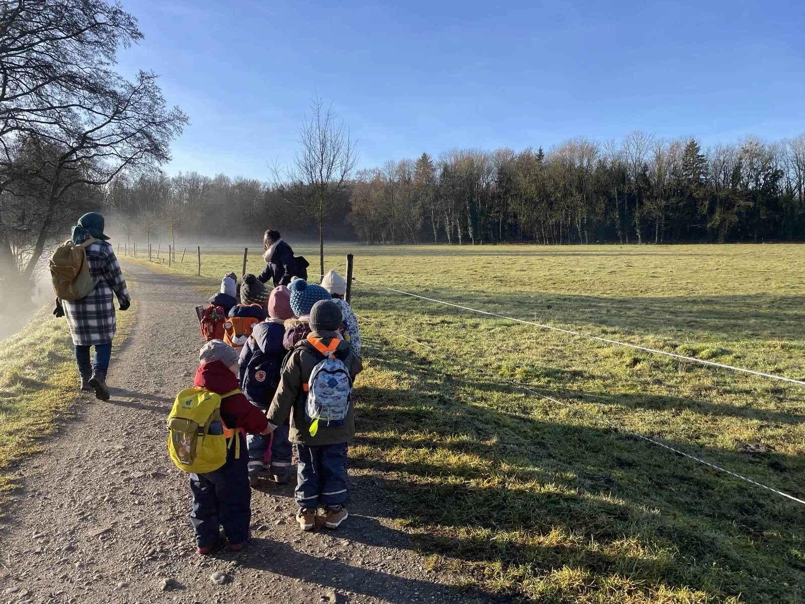 Die Kinder morgens auf dem Weg in den Wald